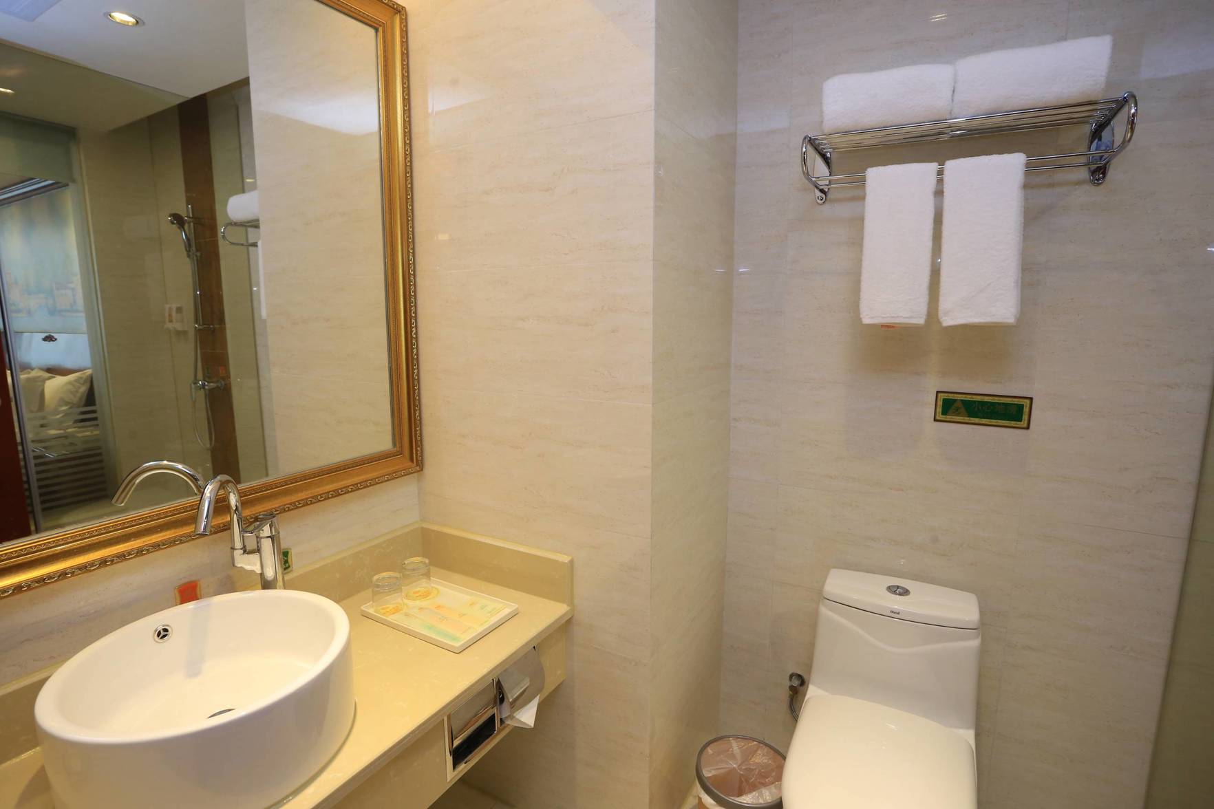 Vienna Hotel (Shenzhen Qianhai Bao'an  Wanda Plaza) 3*