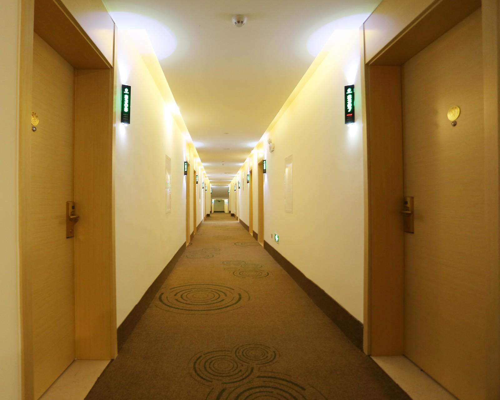 GreenTree Inn (Tianjin JinnanDaxuechengGuojiahuizhanzhongxin YuetanDian) 2*