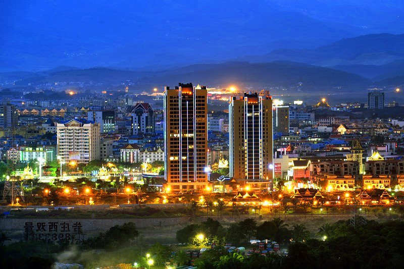 Yichenwei Binjiang Hotel (Xishuangbanna Splashing Plaza) 3*