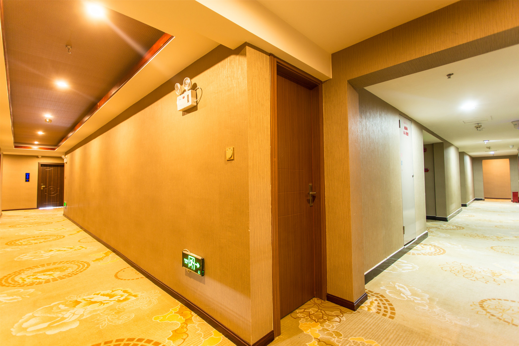 Yichenwei Binjiang Hotel (Xishuangbanna Splashing Plaza) 3*