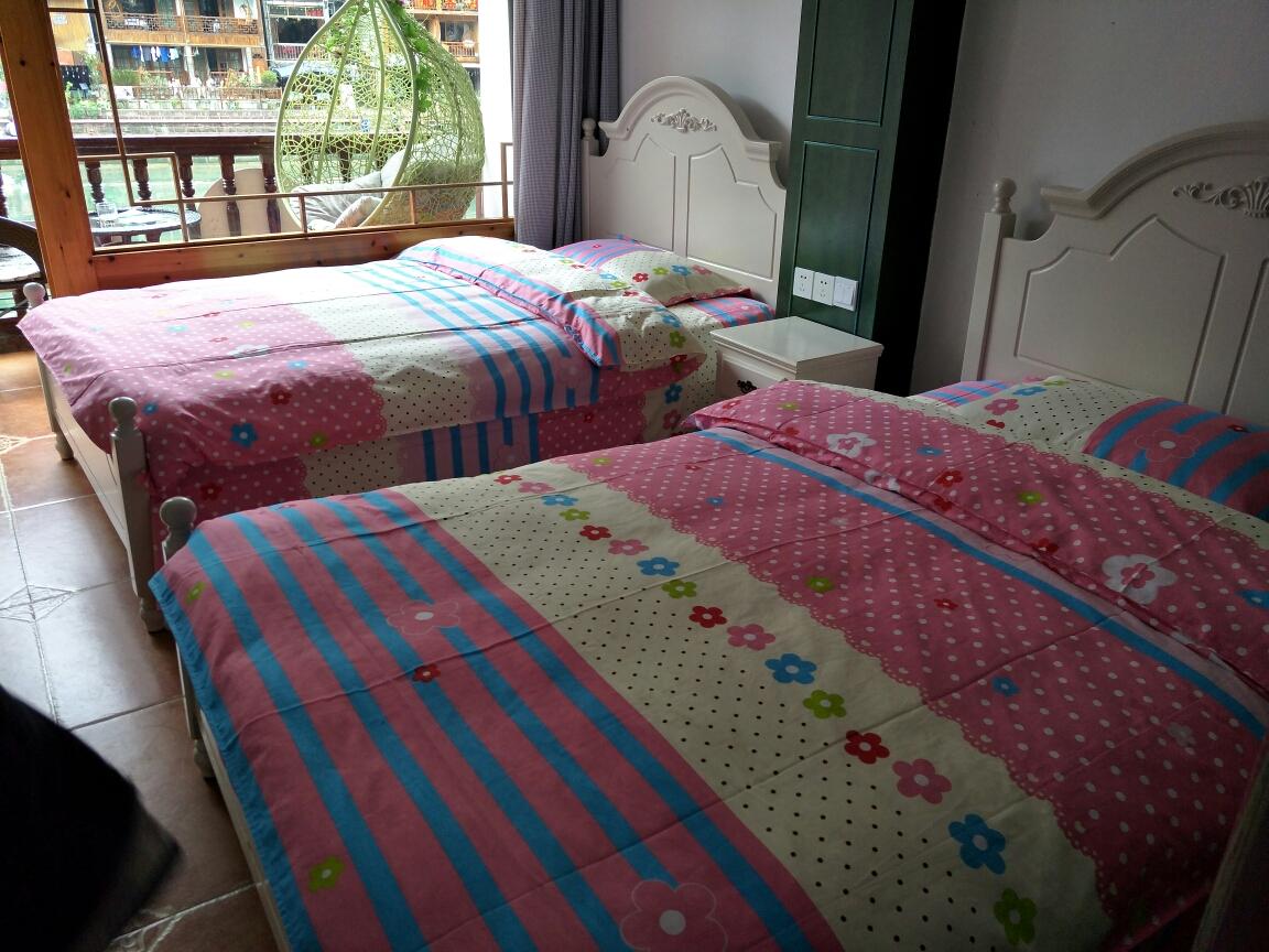 Fenghuang Memory River View Inn - Near Ancient City & River View Balcony 2*