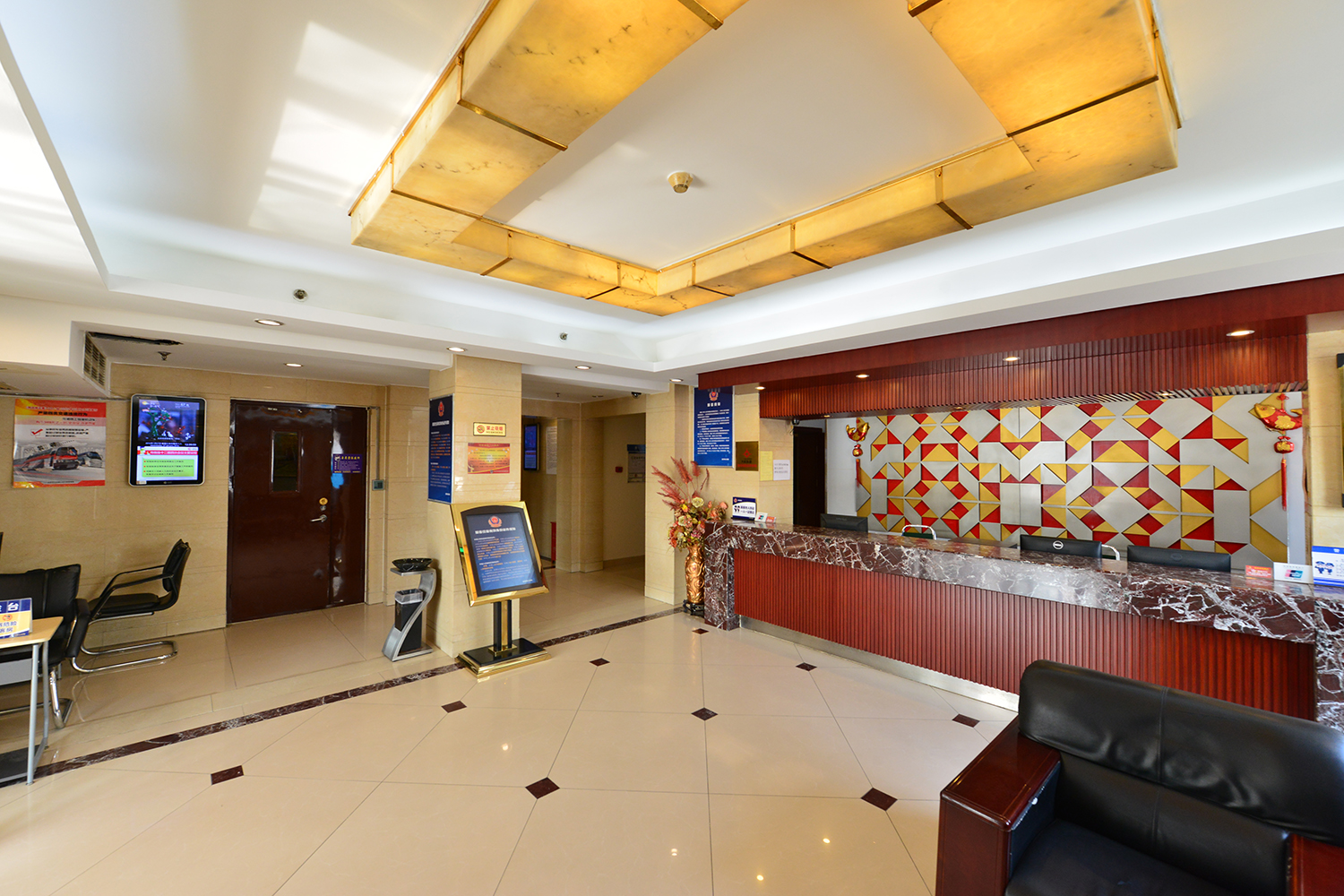 Happy Time Luxury Hotel (Beijing Fengtai Railway Station Jijiamiao Subway Station) 3*