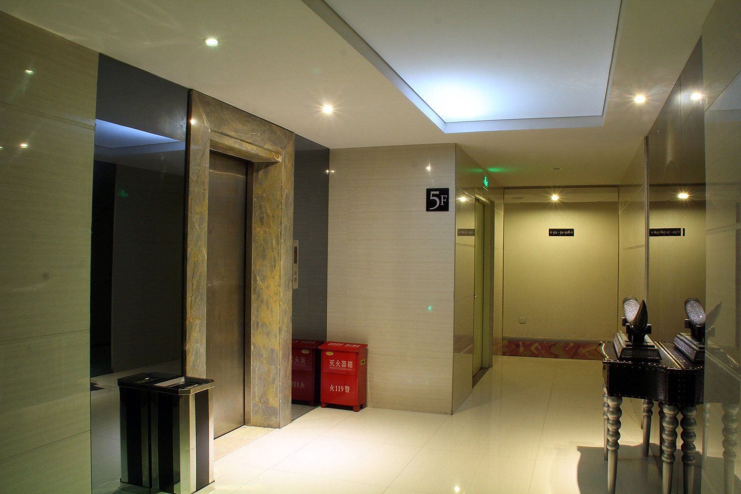 Booz Hotel (Shishi Dehui Plaza) 2*