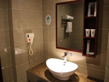 GreenTree Inn Nantong Tongzhou Shiji Avenue Jianghaihuangdu Express Ho 2*