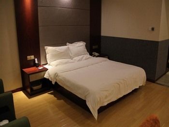 GreenTree Inn Nantong Tongzhou Shiji Avenue Jianghaihuangdu Express Ho 2*