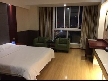GreenTree Inn Nantong Tongzhou Shiji Avenue Jianghaihuangdu Express Ho 2*