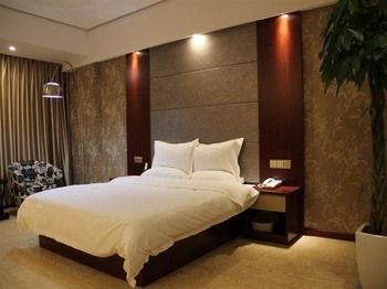 GreenTree Inn Nantong Tongzhou Shiji Avenue Jianghaihuangdu Express Ho 2*