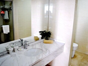 GreenTree Inn (Yancheng West Passenger Station Damagou Ecological Park ) 2*