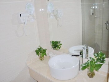 GreenTree Inn (Yancheng West Passenger Station Damagou Ecological Park ) 2*