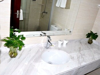 GreenTree Inn (Yancheng West Passenger Station Damagou Ecological Park ) 2*