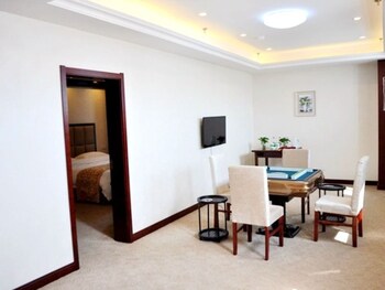 GreenTree Inn (Yancheng West Passenger Station Damagou Ecological Park ) 2*