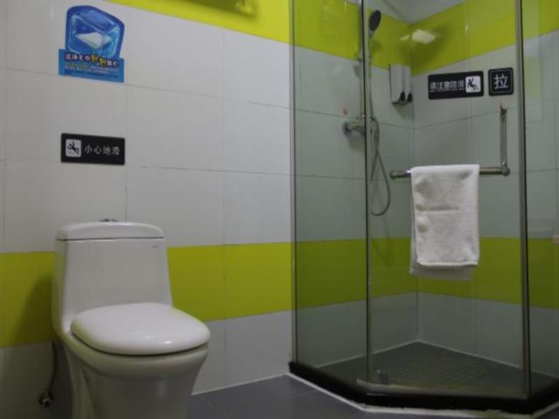 7 Days Premium Hotel (Zhangjiajie Tianmen Mountain Cableway Dayong Ancient City Branch) 2*