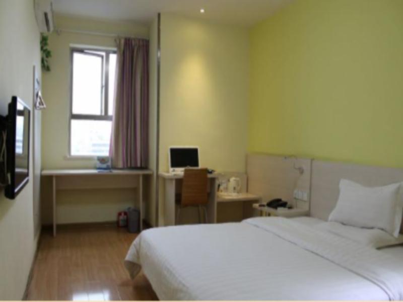 7 Days Premium Hotel (Zhangjiajie Tianmen Mountain Cableway Dayong Ancient City Branch) 2*