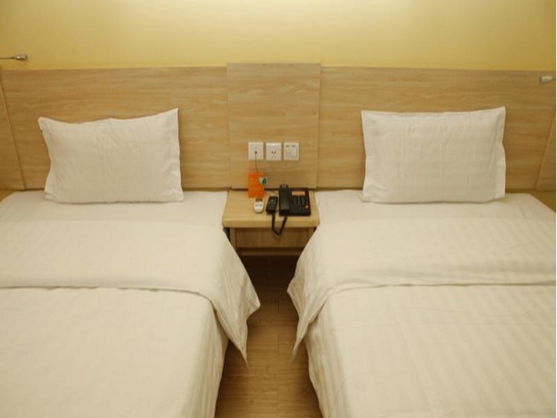 7 Days Inn Beijing Guomao Sihuidong Metro Station 2*