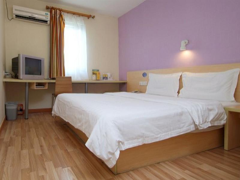 7 Days Inn Beijing Guomao Sihuidong Metro Station 2*