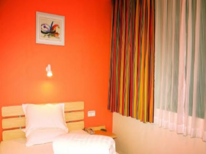 7 Days Inn Bazhong Nan Chi South Road Fenghuang City Branch 2*