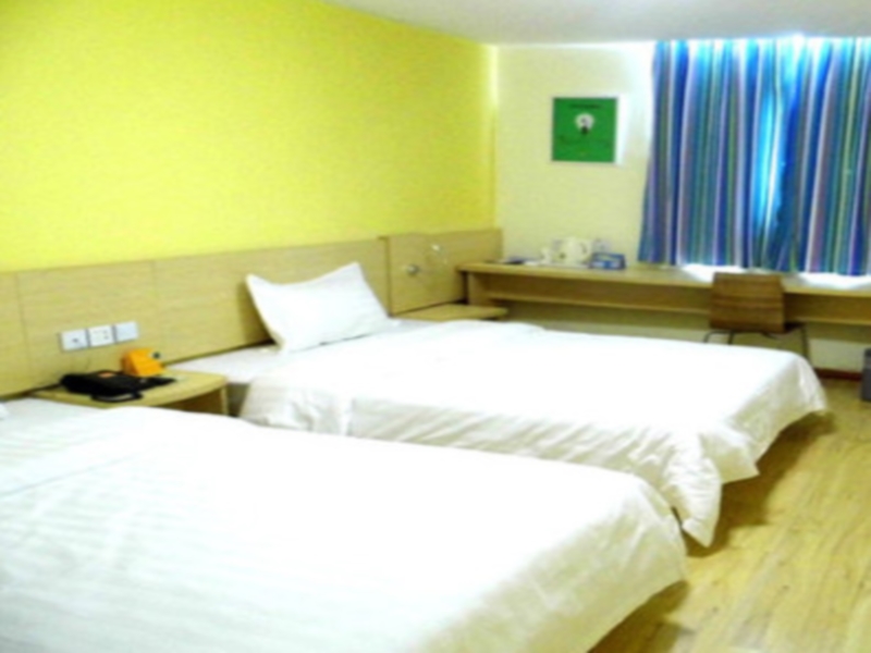 7 Days Inn Bazhong Nan Chi South Road Fenghuang City Branch 2*