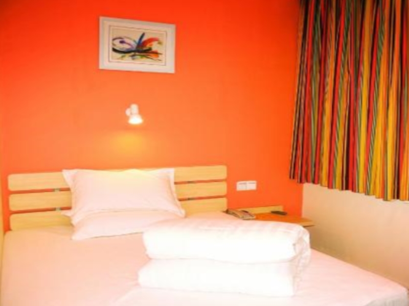 7 Days Inn Bazhong Nan Chi South Road Fenghuang City Branch 2*