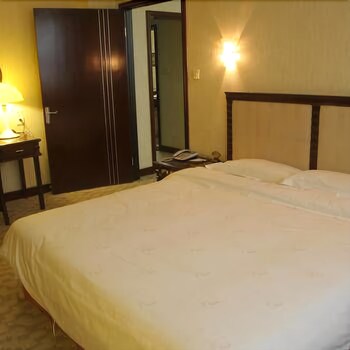 Homeinn Selected Hotel (Shijiazhuang Tiedao University Yitang Subway Station) 3*