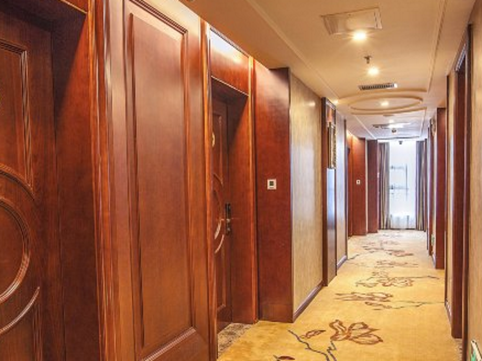 Vienna Hotel (Guiyang Jiaxiulou Airport Road) 3*