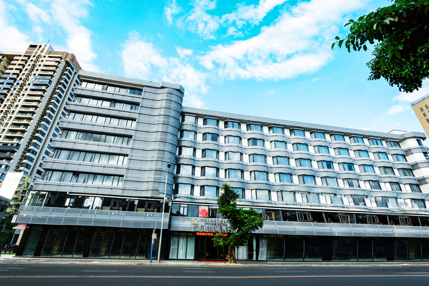 Metropolis Hotel (Sanya Bay Coconut Dream Corridor) 3*