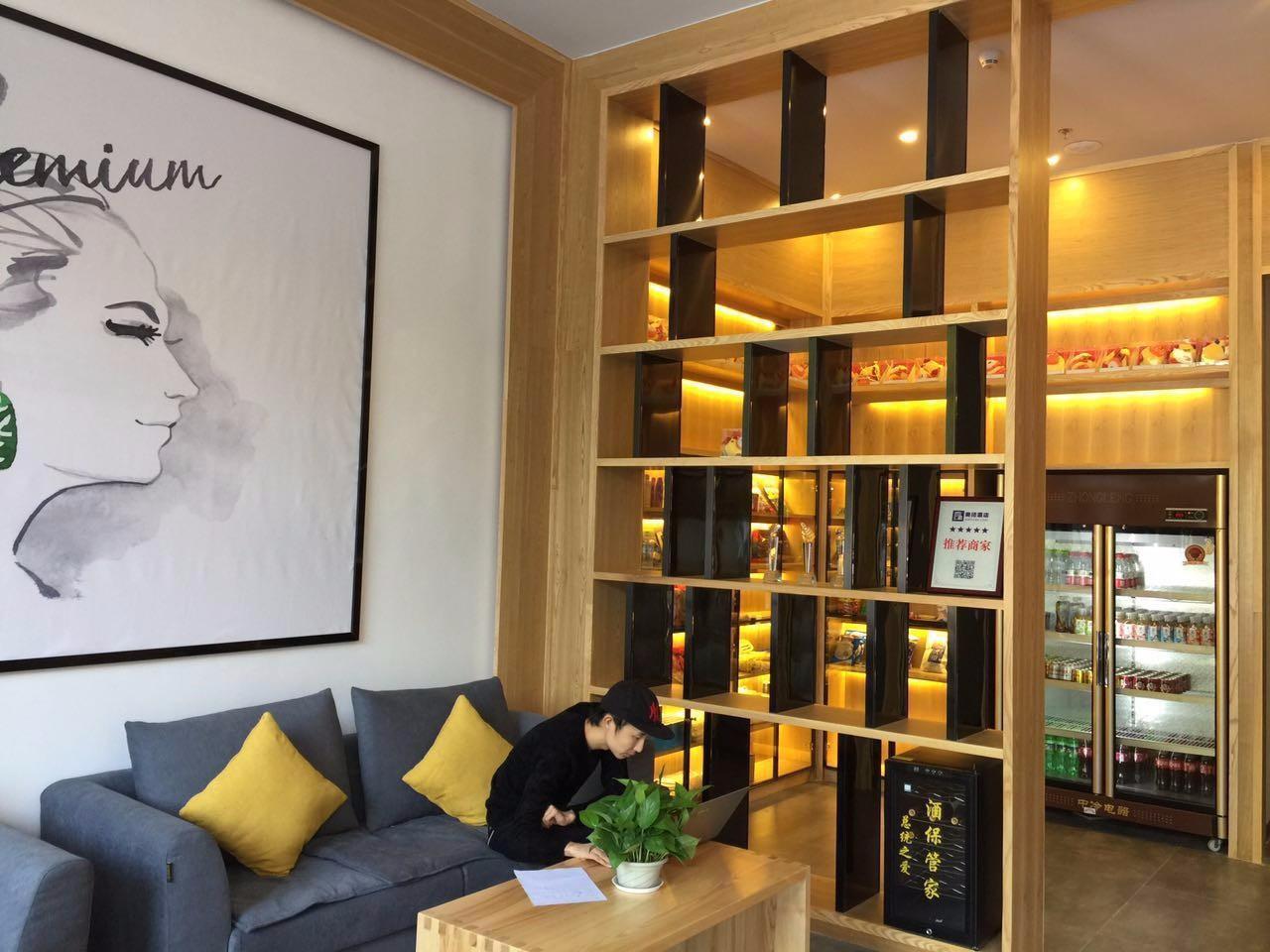 7 Days Premium (Yichang Wanda Plaza, Yunhe Park) 2*