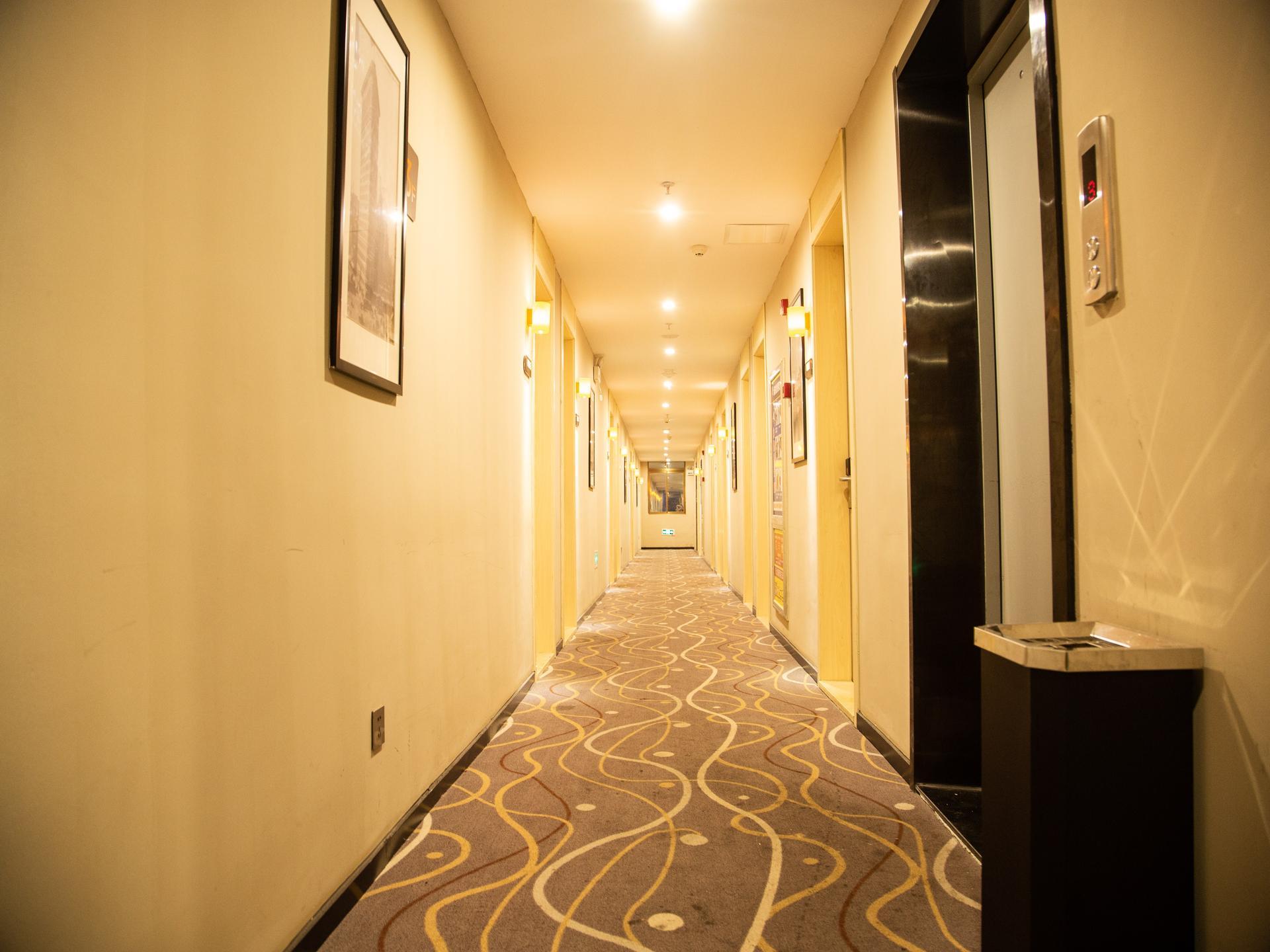 7 Days Premium Hotel (Dongxin Department Store, Dongxiang High-speed Railway Station, Fuzhou) 2*