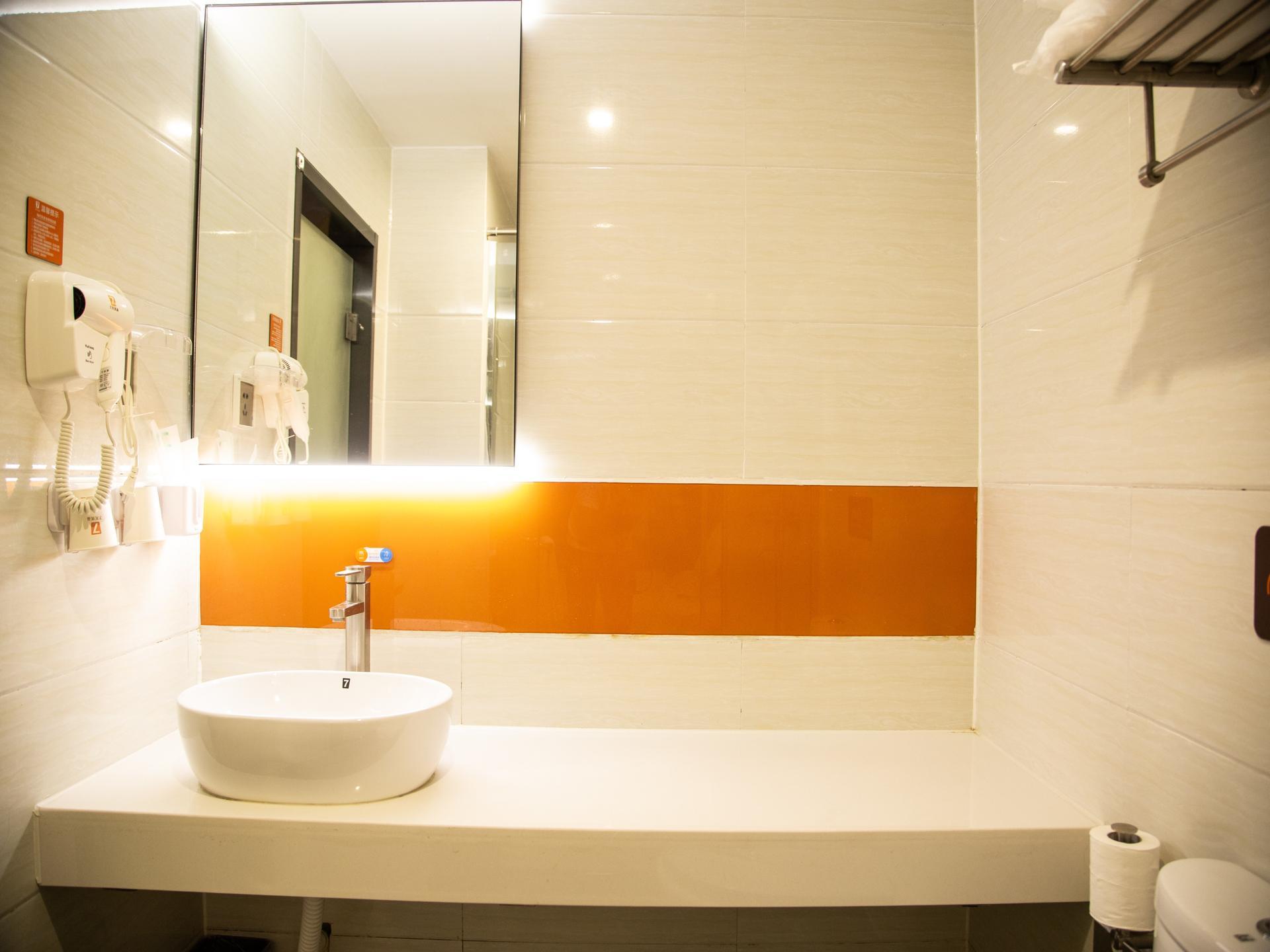 7 Days Premium Hotel (Dongxin Department Store, Dongxiang High-speed Railway Station, Fuzhou) 2*