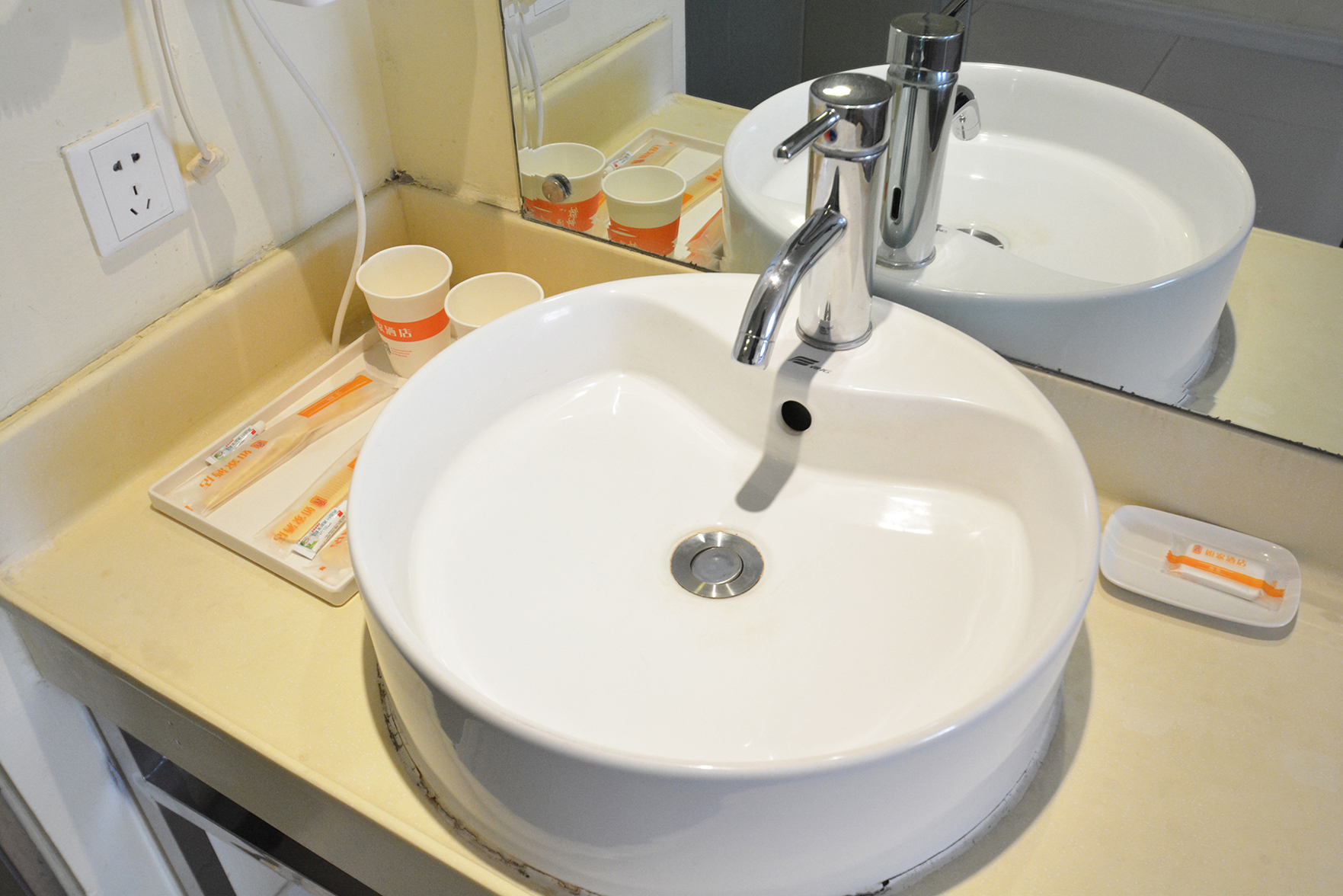 Home Inn Business Hotel (Zhengzhou 460 Hospital Bishagang Metro Station Branch) 3*