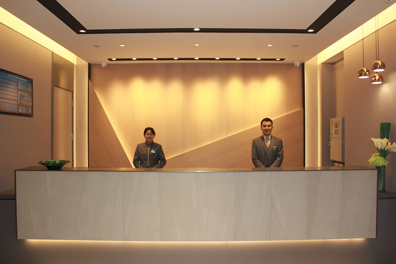 Home Inn Business Hotel (Zhengzhou 460 Hospital Bishagang Metro Station Branch) 3*