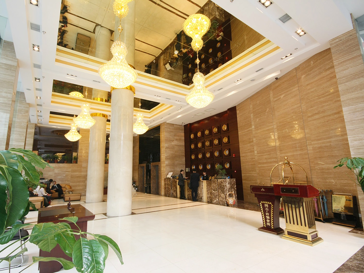 Vienna Hotel (Jishou Railway Station) 2*