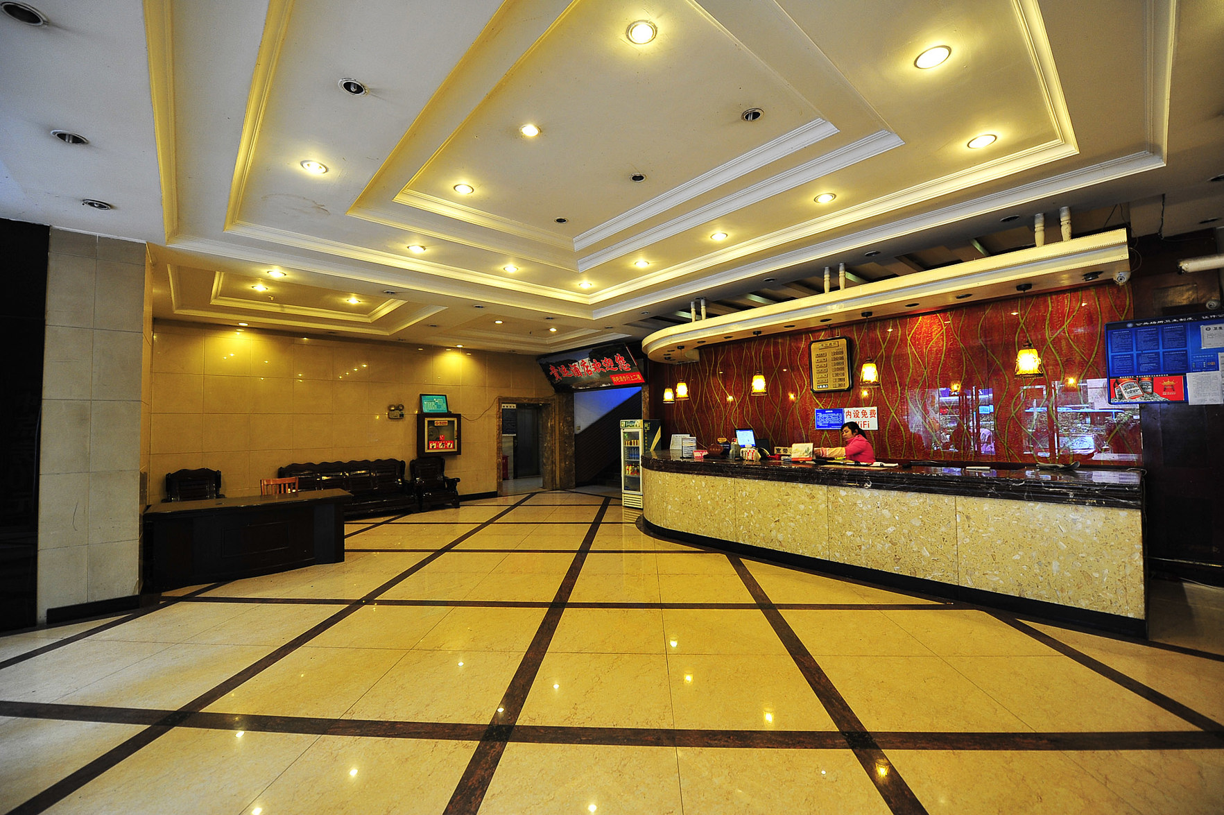 Vienna Hotel (Qianlingshan Park West Yan'an Road Metro Station) 3*