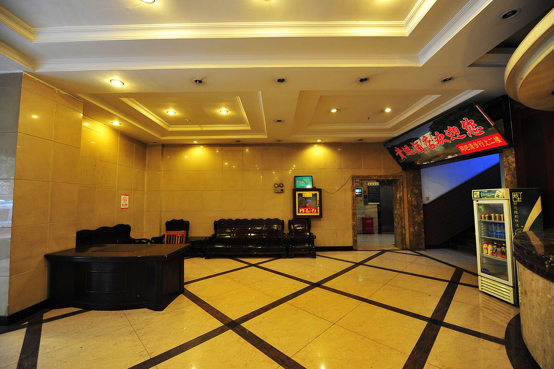 Vienna Hotel (Qianlingshan Park West Yan'an Road Metro Station) 3*