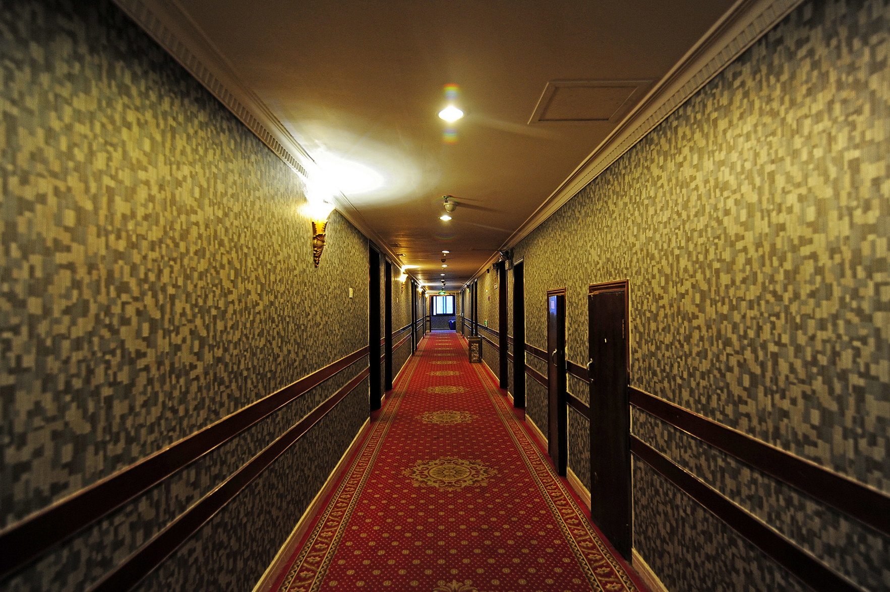 Vienna Hotel (Qianlingshan Park West Yan'an Road Metro Station) 3*