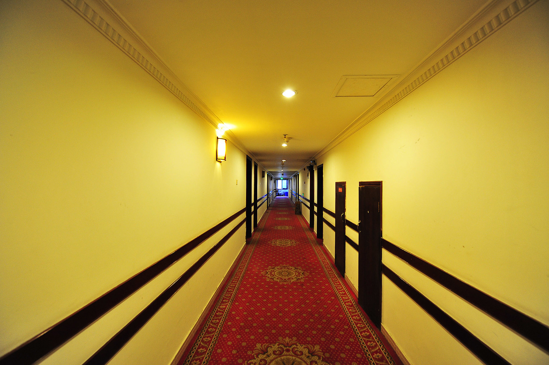 Vienna Hotel (Qianlingshan Park West Yan'an Road Metro Station) 3*