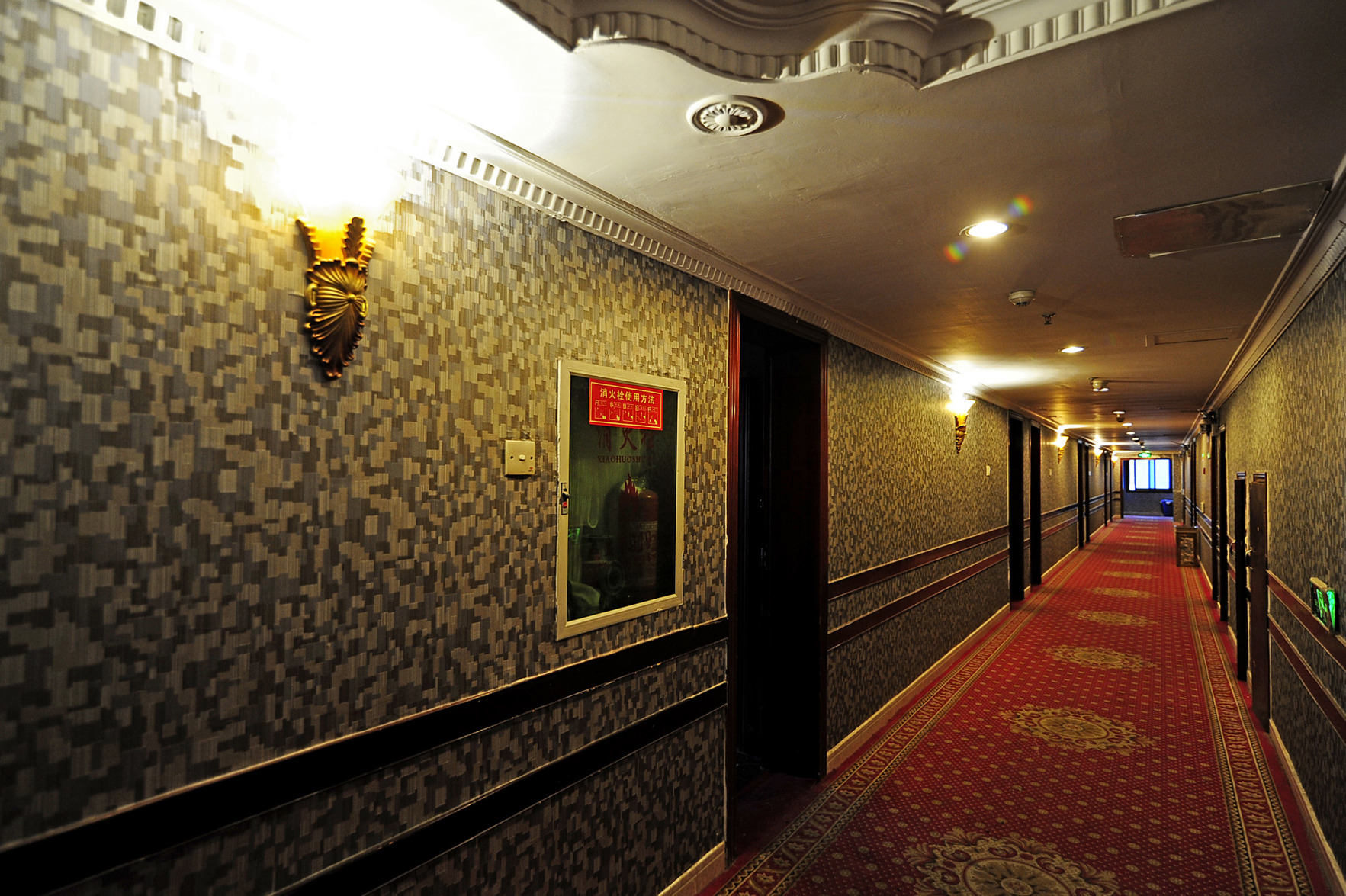 Vienna Hotel (Qianlingshan Park West Yan'an Road Metro Station) 3*