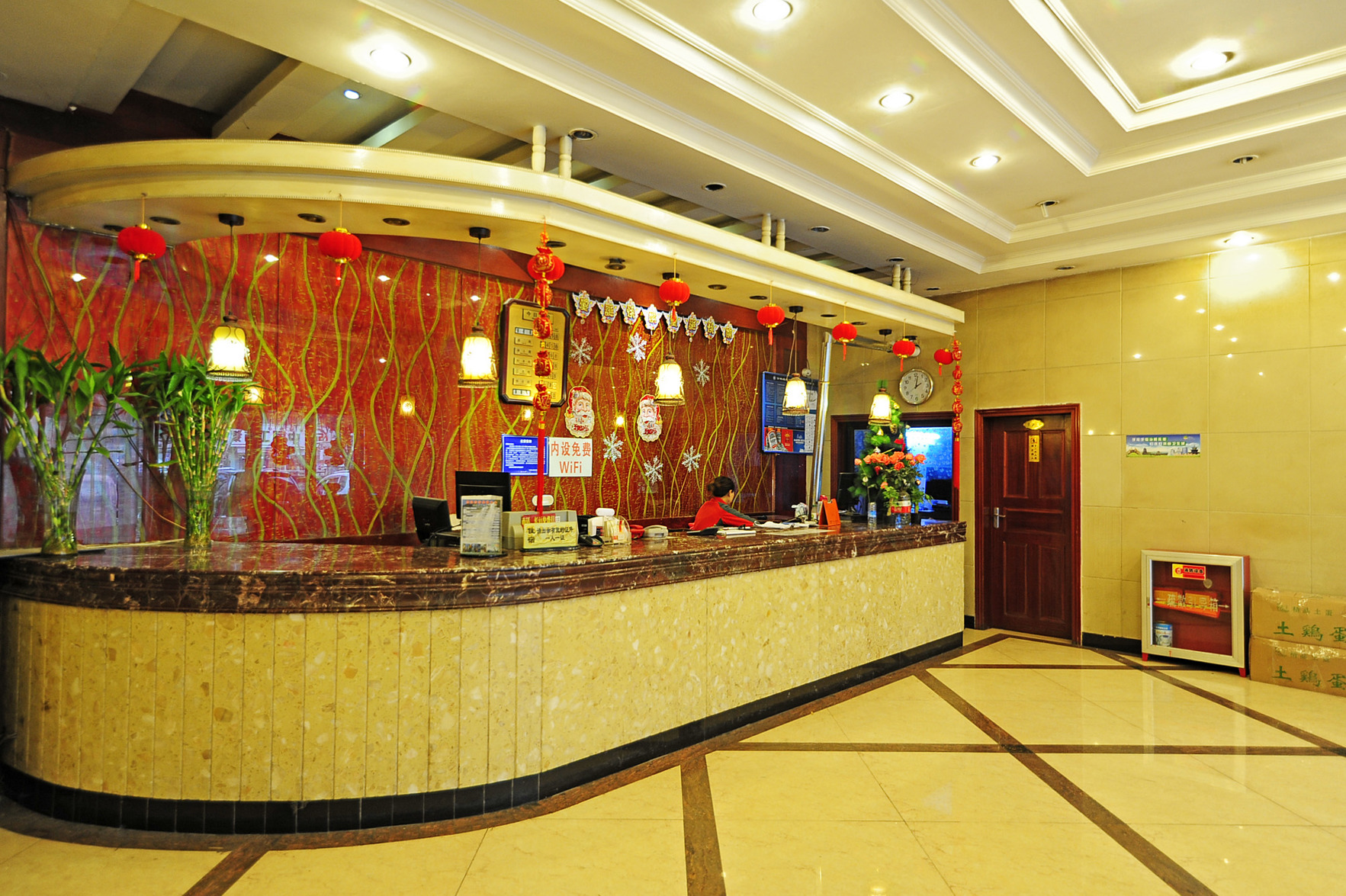 Vienna Hotel (Qianlingshan Park West Yan'an Road Metro Station) 3*