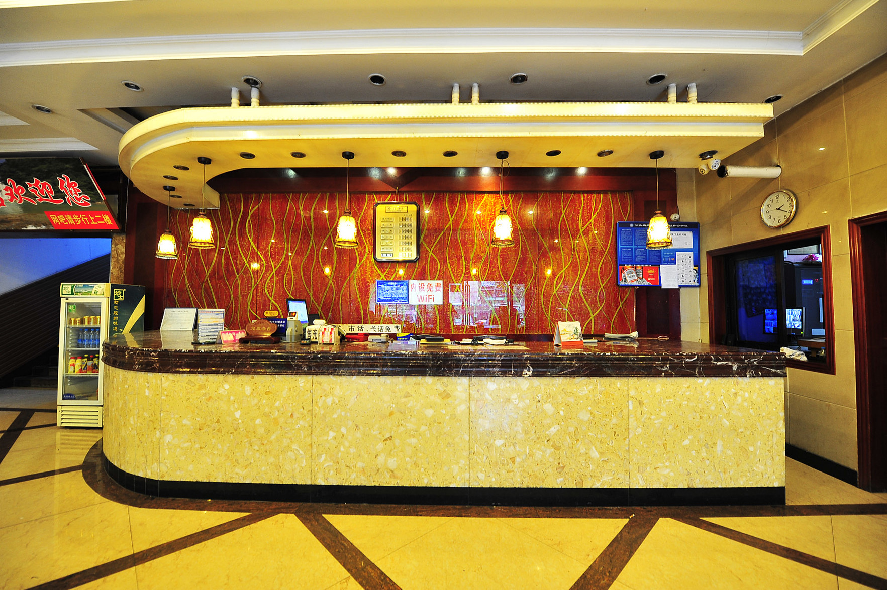 Vienna Hotel (Qianlingshan Park West Yan'an Road Metro Station) 3*