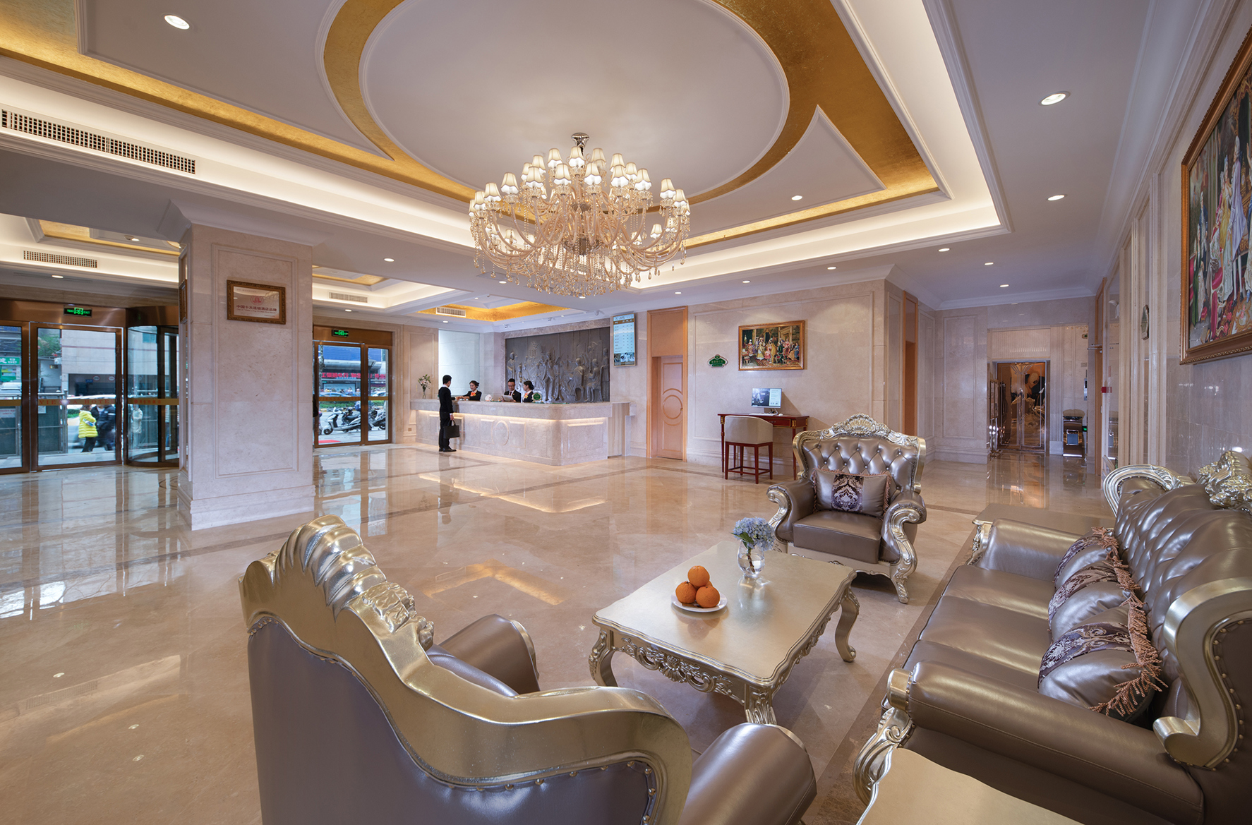 Vienna Hotel (Qianlingshan Park West Yan'an Road Metro Station) 3*
