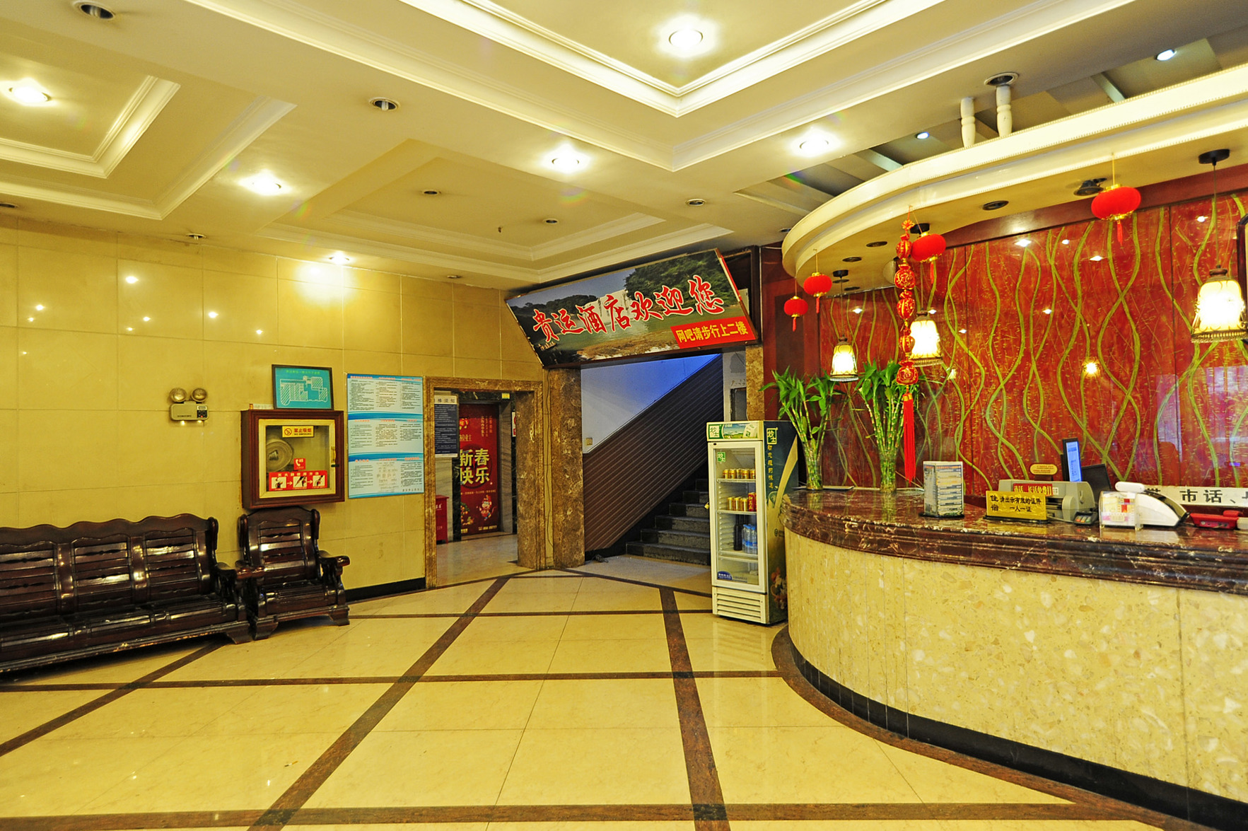 Vienna Hotel (Qianlingshan Park West Yan'an Road Metro Station) 3*
