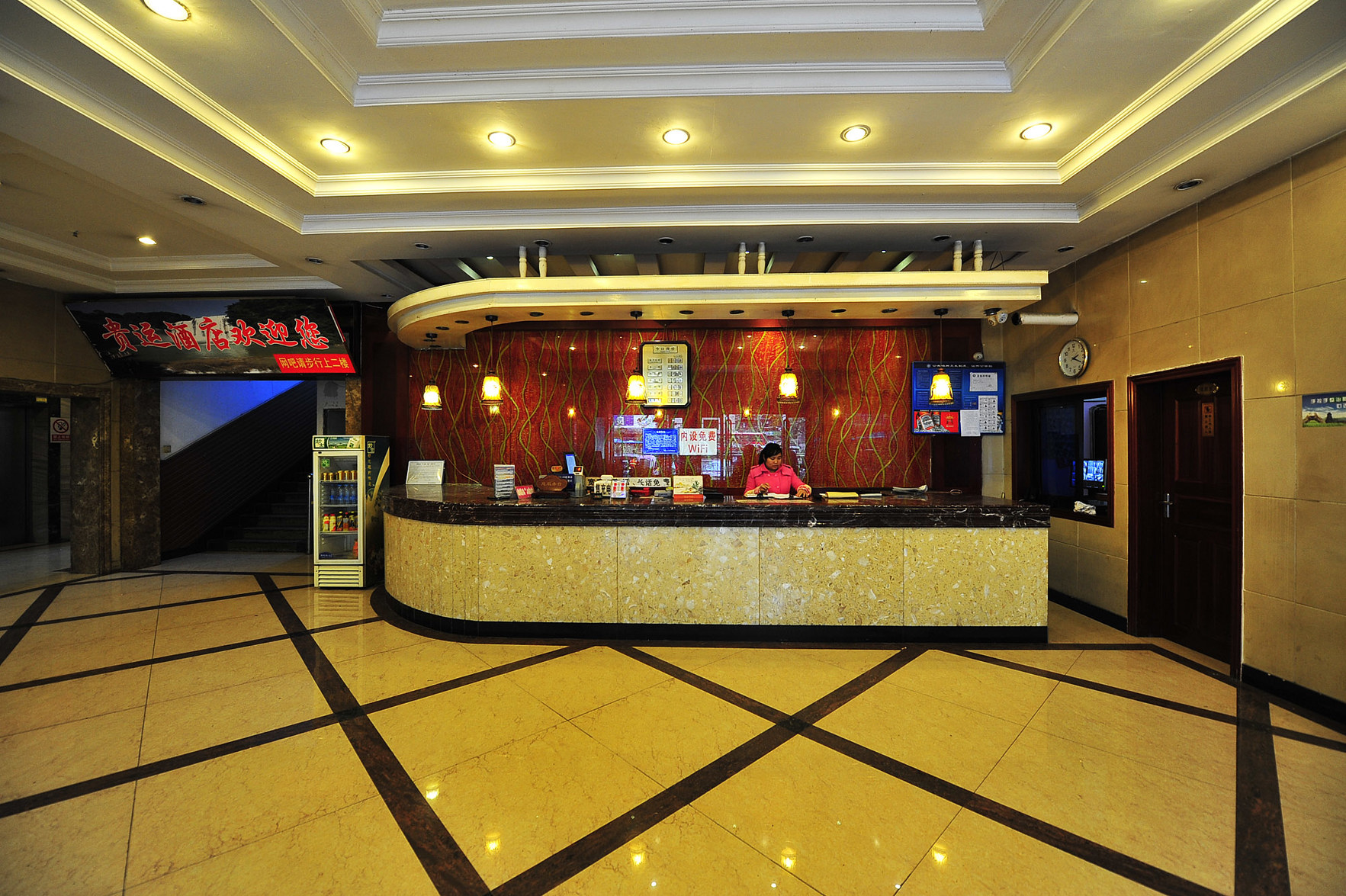 Vienna Hotel (Qianlingshan Park West Yan'an Road Metro Station) 3*
