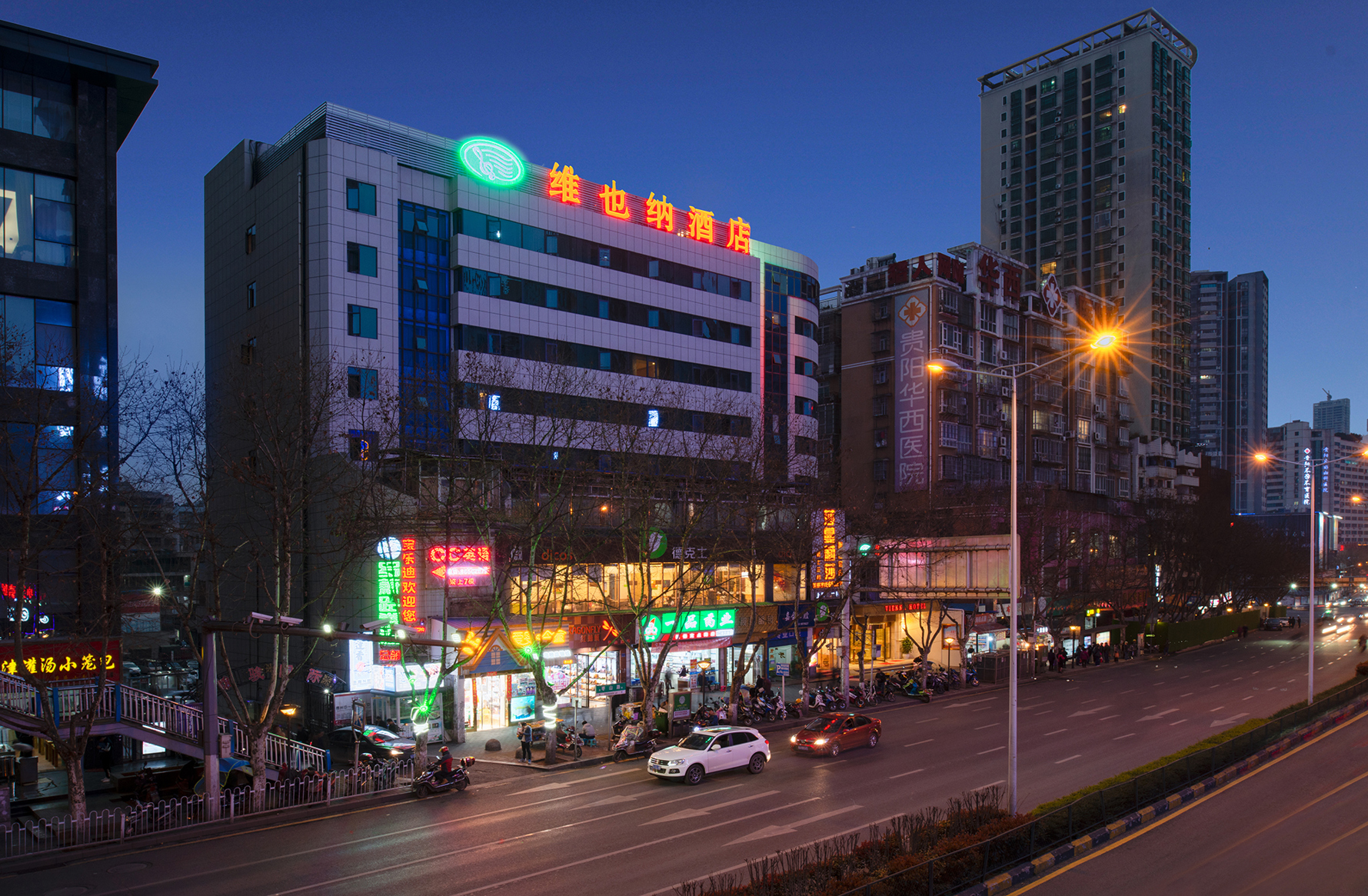 Vienna Hotel (Qianlingshan Park West Yan'an Road Metro Station) 3*