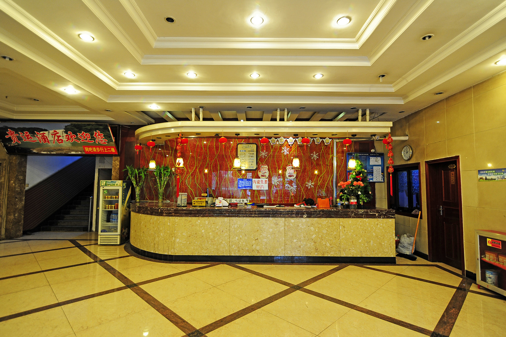 Vienna Hotel (Qianlingshan Park West Yan'an Road Metro Station) 3*
