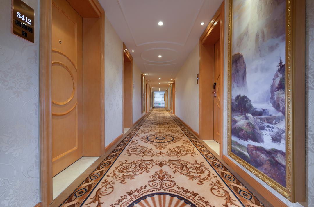 Vienna Hotel (Qianlingshan Park West Yan'an Road Metro Station) 3*
