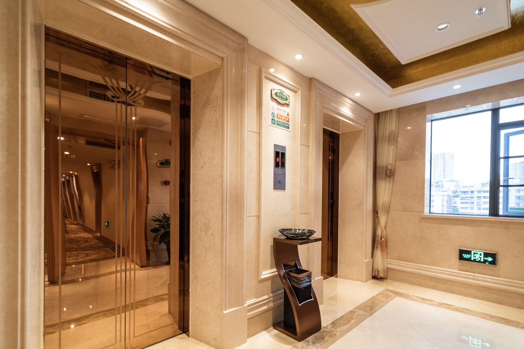 Vienna Hotel (Qianlingshan Park West Yan'an Road Metro Station) 3*