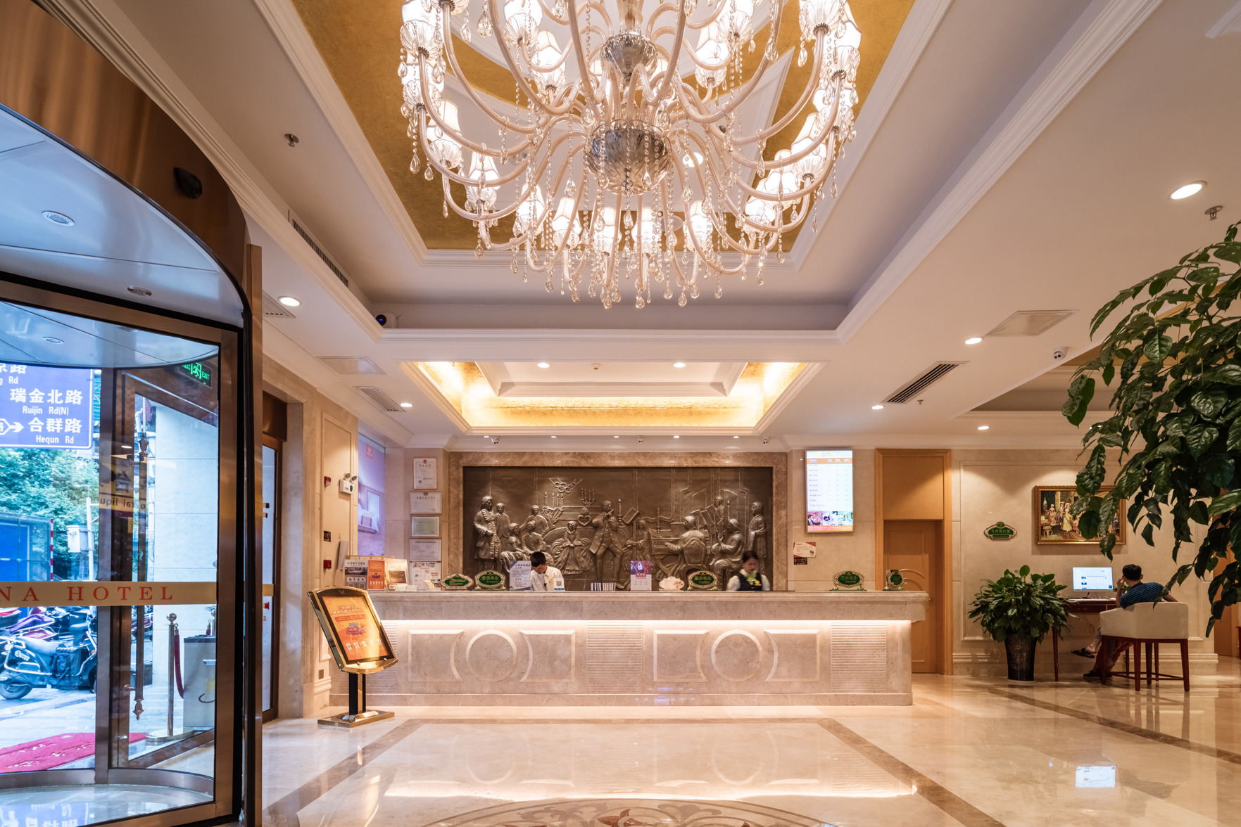 Vienna Hotel (Qianlingshan Park West Yan'an Road Metro Station) 3*