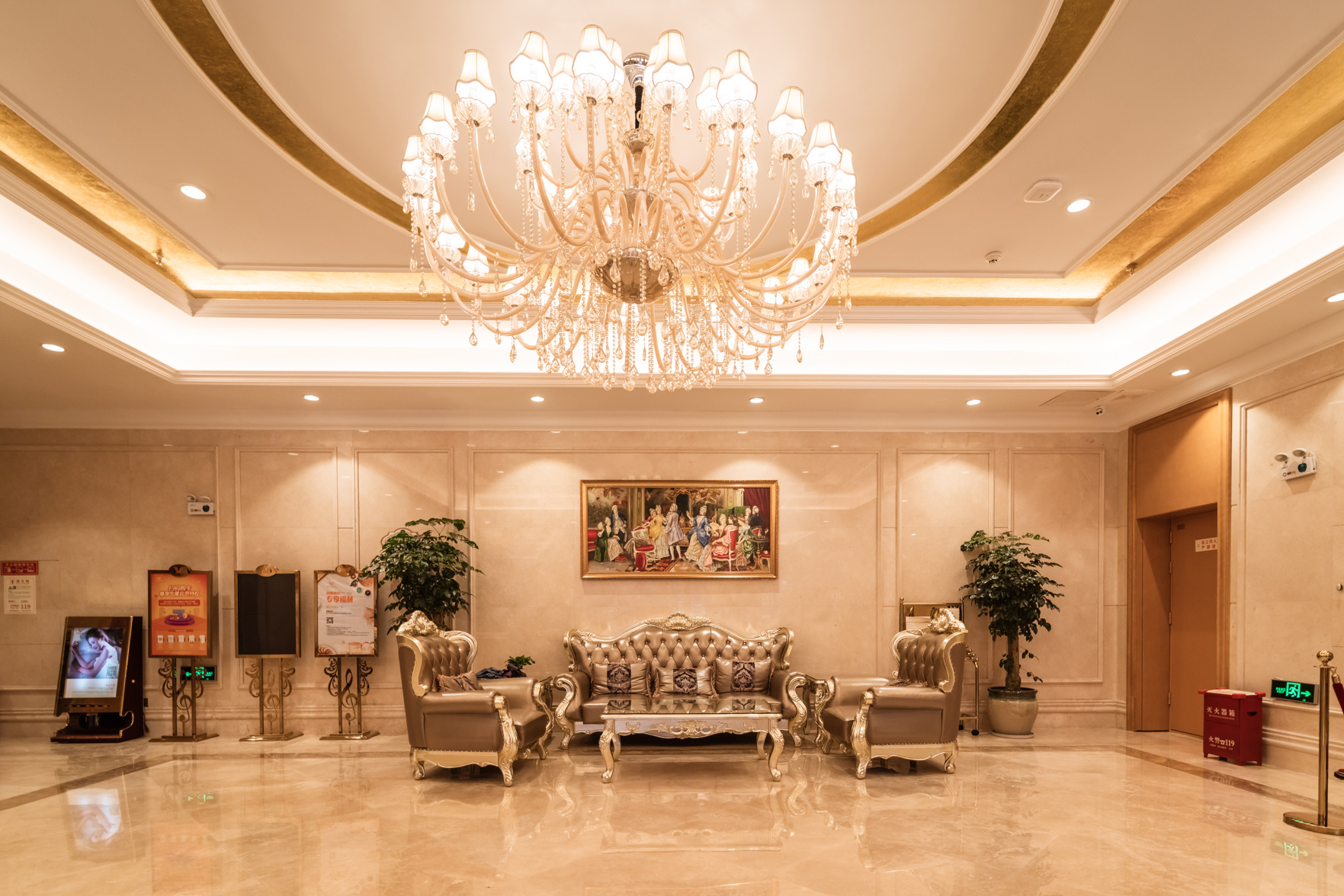 Vienna Hotel (Qianlingshan Park West Yan'an Road Metro Station) 3*