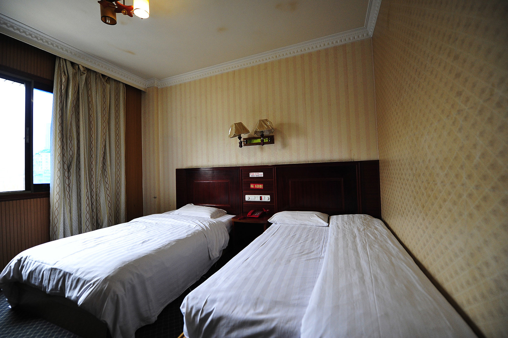 Vienna Hotel (Qianlingshan Park West Yan'an Road Metro Station) 3*
