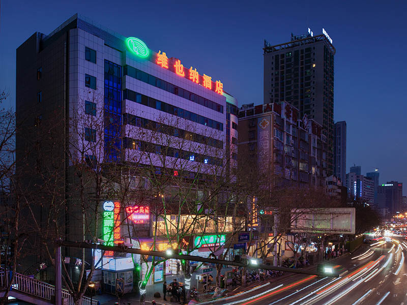 Vienna Hotel (Qianlingshan Park West Yan'an Road Metro Station) 3*