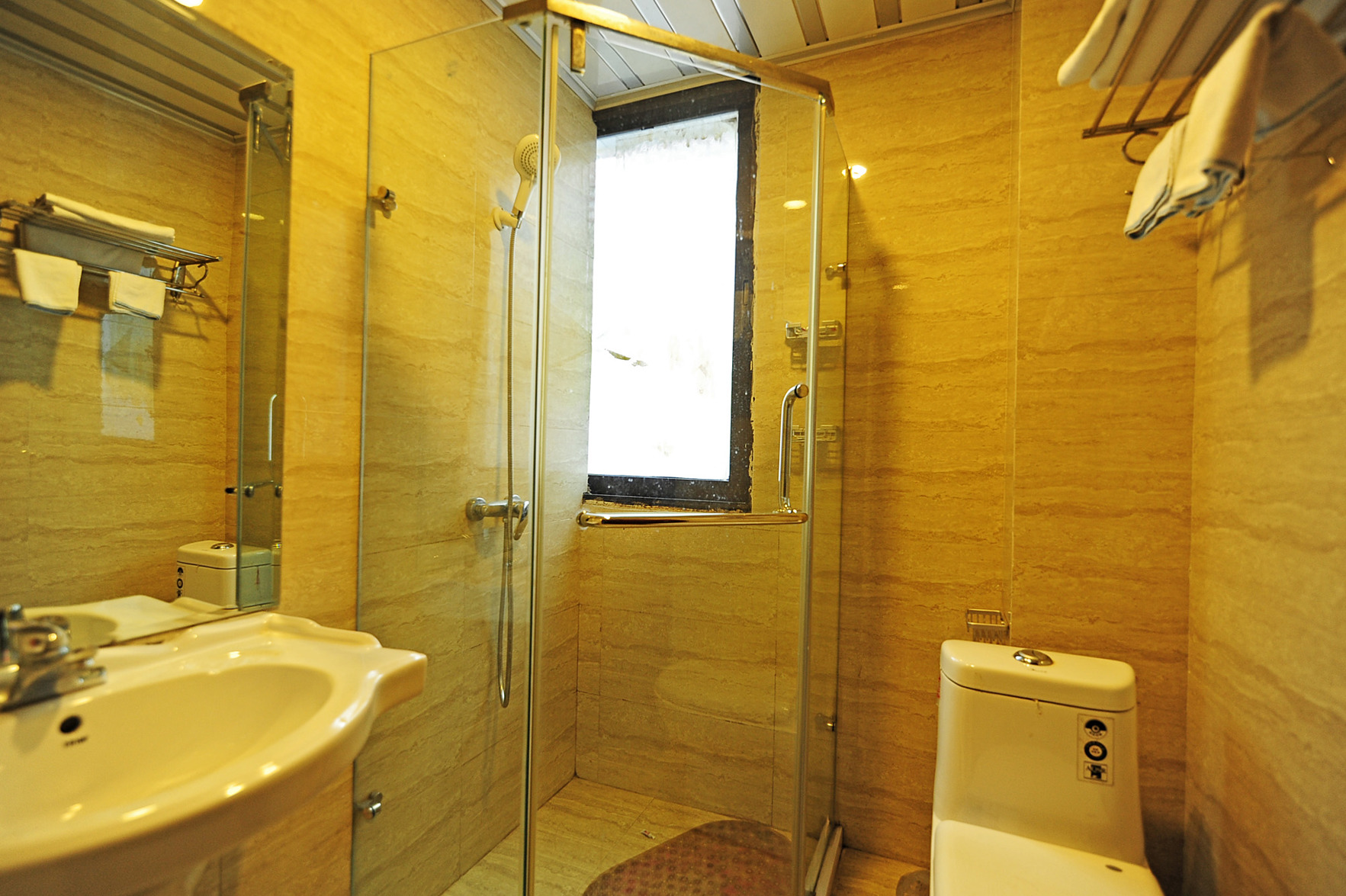 Vienna Hotel (Qianlingshan Park West Yan'an Road Metro Station) 3*